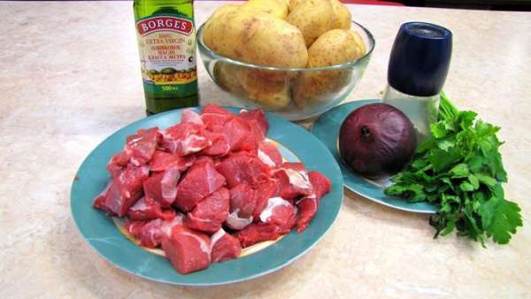 Очищаем мясо от жил, пленок, лишнего жира и нарезаем кусочками 2 на 2 на 1 сантиметр. Промокаем мясо на кухонном полотенце, чтобы оно жарилось, а не тушилось.
Разогреваем растительное масло на сковороде на сильном огне. Масло должно быть хорошо прогрето.
Выкладываем мясо в один ряд и обжариваем его со всех сторон. Если у вас не поместится в один ряд мясо - жарьте в несколько приемов. Очищаем мясо от жил, пленок, лишнего жира и нарезаем кусочками 2 на 2 на 1 сантиметр. Промокаем мясо на кухонном полотенце, чтобы оно жарилось, а не тушилось.
Разогреваем растительное масло на сковороде на сильном огне. Масло должно быть хорошо прогрето.
Выкладываем мясо в один ряд и обжариваем его со всех сторон. Если у вас не поместится в один ряд мясо - жарьте в несколько приемов.
