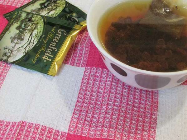 Изюм промыть и замочить в горячем чае (у меня со вкусом бергамота) на 10 минут. Затем обсушить на бумажном полотенце и обвалять в муке. Изюм промыть и замочить в горячем чае (у меня со вкусом бергамота) на 10 минут. Затем обсушить на бумажном полотенце и обвалять в муке.