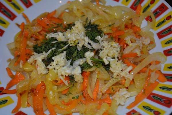 Лук порезать полукольцами, морковь и болгарский перец - соломкой. Обжарить на растительном масле до мягкости. Добавить зелень укропа и чеснок через пресс. Перемешать.