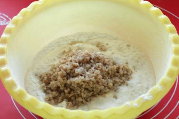 Муку смешать с дрожжами, солью, сахаром, маслом и добавить хлопья. Муку смешать с дрожжами, солью, сахаром, маслом и добавить хлопья.