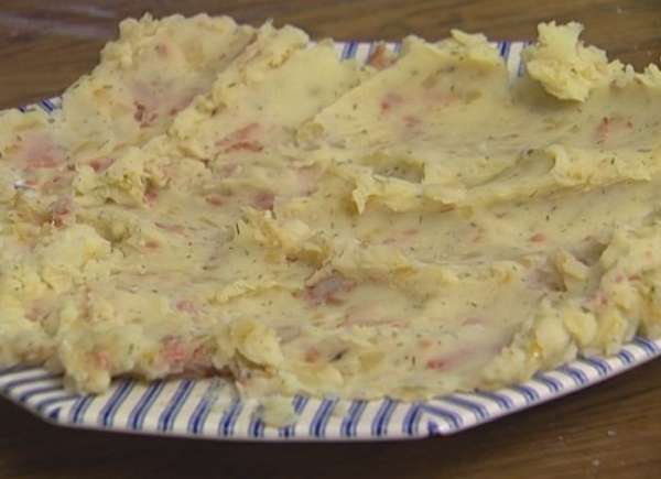 Приготовить начинку: готовый картофель размять, добавить лук с беконом, половину укропа и перемешать все до однородного состояния. Приготовить начинку: готовый картофель размять, добавить лук с беконом, половину укропа и перемешать все до однородного состояния.