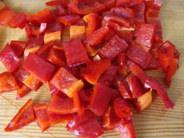 Перец порезать кубиком.