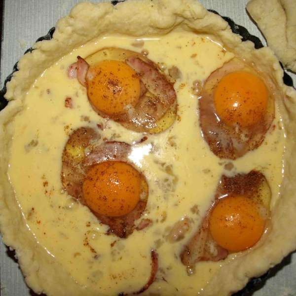 2 яйца взбиваем с молоком. Соль и перец по желанию. Аккуратно выливаем на корж, равномерно распределяя между яйцами и беконом. Оставляем пару ложек для смазывания коржа.
2 яйца взбиваем с молоком. Соль и перец по желанию. Аккуратно выливаем на корж, равномерно распределяя между яйцами и беконом. Оставляем пару ложек для смазывания коржа.