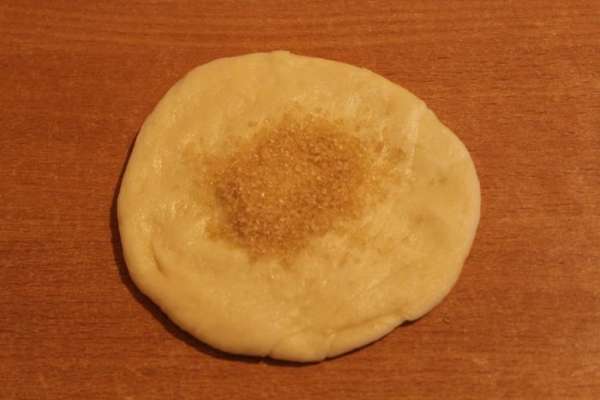 Если тыква не очень сладкая, то я добавляю 1/2 чайной ложки сахара в каждый пирожок.