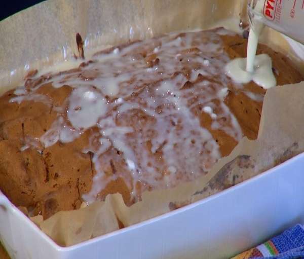 Горячий пирог часто наколоть зубочисткой или ножом и полить пропиткой.