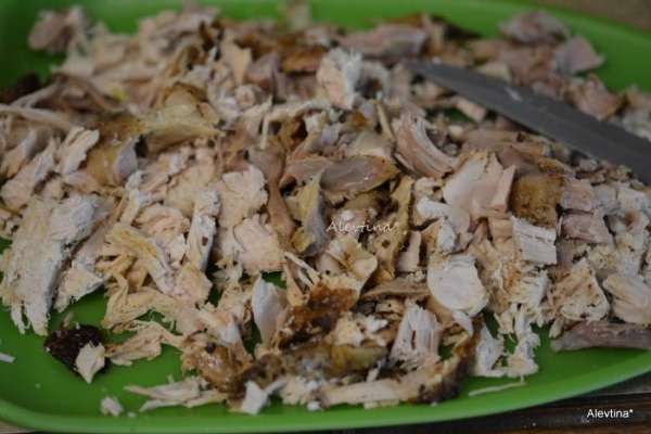 Готовую индюшку или курицу порезать кубиками или полосками без кожуры. Готовую индюшку или курицу порезать кубиками или полосками без кожуры.