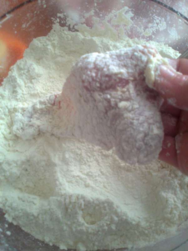 Снова-в муку!Кто любит толстую корочку вокруг мяска,тогда всё повторить с ЭТИМ же куском! Снова-в муку!Кто любит толстую корочку вокруг мяска,тогда всё повторить с ЭТИМ же куском!