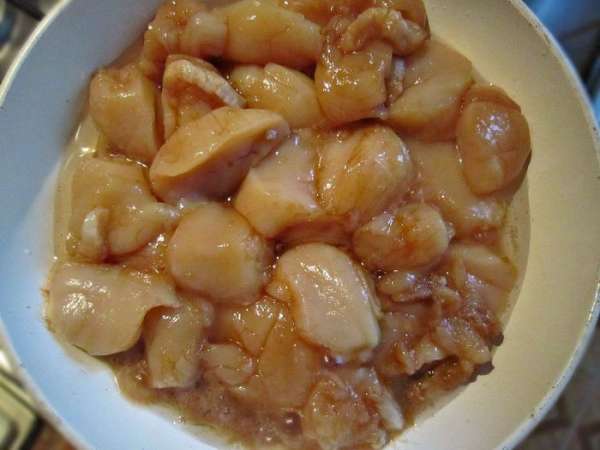 Морские гребешки нарезать на кусочки, если они крупные, и замариновать на 15 мин в соевом соусе.