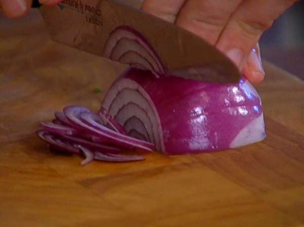 Лук почистить и нарезать тонкими полукольцами.