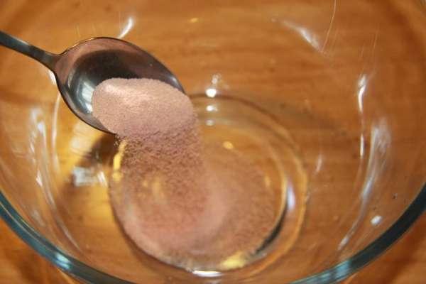 Высыпать дрожжи в теплую воду и дать настояться.