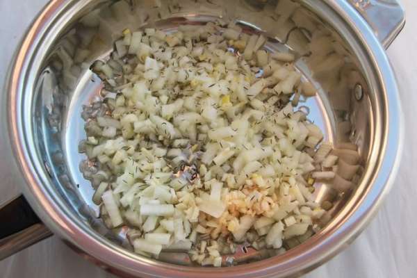 Обжарить на оливковом масле порезанный мелким кубиком лук, измельченный чеснок, добавить тимьян. Обжарить на оливковом масле порезанный мелким кубиком лук, измельченный чеснок, добавить тимьян.