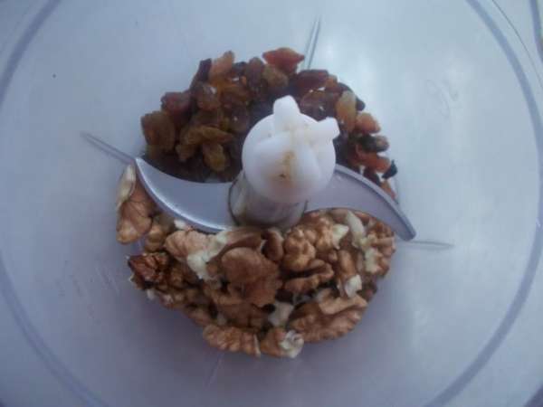 Орехи с изюмом измельчить в блендере или мясорубке. Орехи с изюмом измельчить в блендере или мясорубке.
