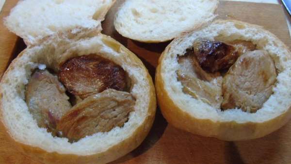 В булочке удаляем мякиш и выкладываем наше мясо. В булочке удаляем мякиш и выкладываем наше мясо.