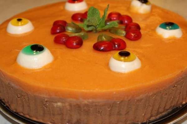 Торт готов! Он хорошо держит форму и его можно резать ножом. Вкус торта очень насыщенный, но в то же время он достаточно легкий и нежный. Сочетание лаймового вкуса и аромата, шоколада и хурмы мне очень понравилось. Внешний вид торта привлекает внимание, что тоже немаловажно. Угощайтесь, пожалуйста)))