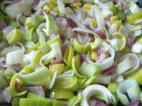 Лук (красный и порей) порезать на кусочки, обжарить до прозрачности (не долго, несколько минут) на оливковом масле, в процессе обжарки добавить сливочное масло.