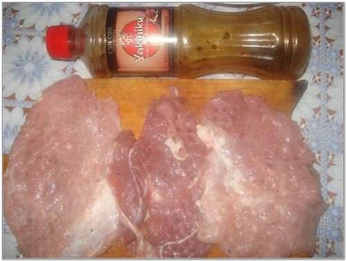 Перец нарезать полосками. На ломтик мяса положить печень с луком