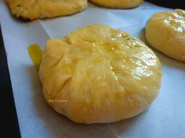 Смазать маслом и посыпать солью. Смазать маслом и посыпать солью.