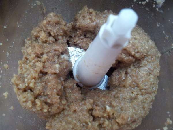 Начинка: в блендере размельчаем орехи с сахаром как можно мельче, добавляем корицу, мед и 50 грамм очень мягкого масла.
Снова прокручиваем и вот что получается - масса, которую можно намазать на тесто.