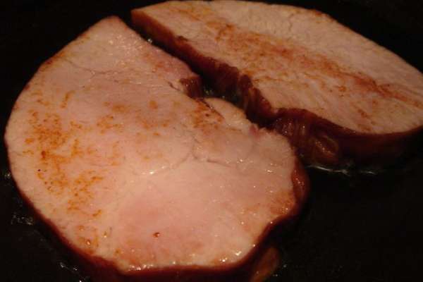Добавить в сковороду небольшое количество масла . Мясо разделить на 4 эскалопа и быстро подрумянить на сковороде.