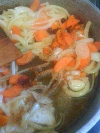 Когда морковь и сельдерей обжаряться, добавляем специи - душистый перец, гвоздику, немного солим, перчим. Я добавляю сушенный сельдерей. Перемешиваем. Когда морковь и сельдерей обжаряться, добавляем специи - душистый перец, гвоздику, немного солим, перчим. Я добавляю сушенный сельдерей. Перемешиваем.