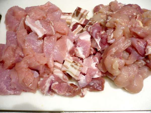 Вот оно - наше мясо, нарезанное на кусочки. Для куриного филе мне понадобилось две курочки весом примерно по 1кг. Я с них сняла кожу, а из косточек сварила бульон. Вот оно - наше мясо, нарезанное на кусочки. Для куриного филе мне понадобилось две курочки весом примерно по 1кг. Я с них сняла кожу, а из косточек сварила бульон.