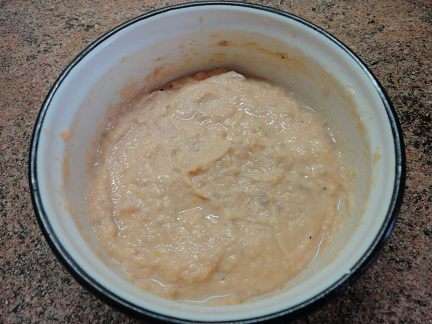 1.	Филе лосося без кожицы и костей измельчить миксером или блендером, посолить, поперчить, добавить молоко и яйцо. Перемешать и оставить в холодильнике на 1 час.