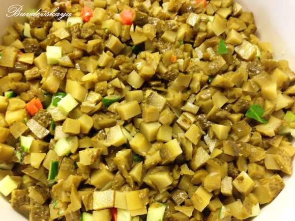  У корнюшонов срезать попки и нарезать мелкими кубиками и добавить в салат.
