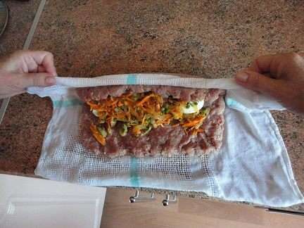 При помощи салфетки края мяса соединить, 