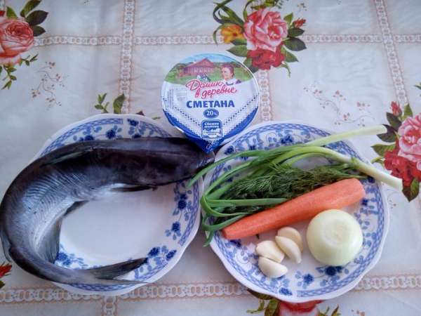 Подготавливаем продукты. Рыбу чистим и хорошо промываем водой. Рис отвариваем до полуготовности.