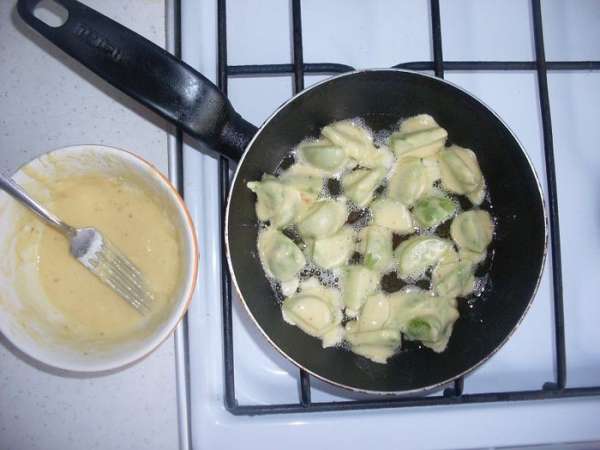 Можно пожарить помидоры, окуная каждый кусочек в кляр (мука, яйцо, немного воды).