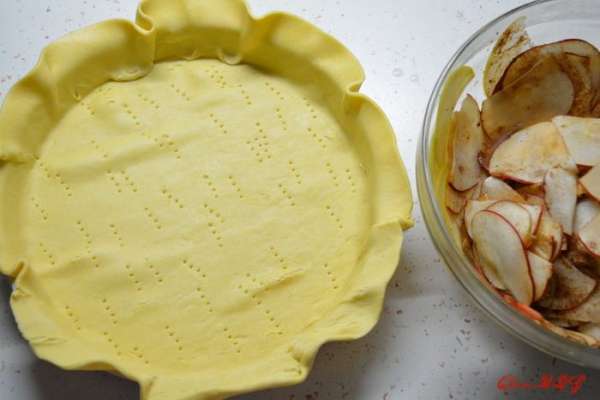 Из продуктов для теста приготовить песочное тесто. Размягченное сливочное масло взбить с пудрой, добавить яйцо, соль, муку. Замесить мягкое не липкой тесто. Поставить в холодильник на 30 минут.
Духовку разогреть 180 градусов.
Тесто тонко раскатать, выложить в форму, смазанную маслом. Поколоть вилкой. На дно выложить пергамент с горохом или фасолью, чтобы тесто пропеклось ровно и не поднялось.
Поставить в духовку на 10-15 минут до светло золотистого цвета.