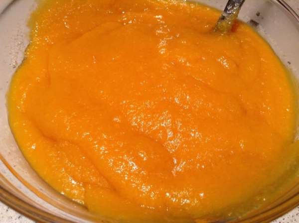Курагу и тыкву измельчить блендером( можно пропустить через мясорубку). Сахар я не добавляю, но можно и чуть-чуть добавить, у меня сладкая тыква.