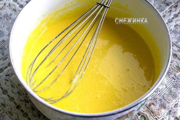 Желтки взбиваем венчиком вместе с сахаром и просеянным крахмалом.