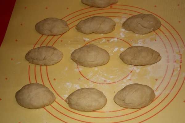 Стол присыпьте мукой и разделите тесто на 10 равных частей,каждую скатайте в шар.