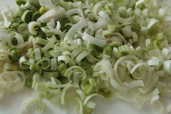 Лук порей нарезать полукольцами. Лук порей нарезать полукольцами.