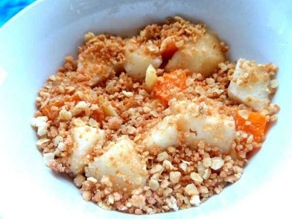Засыпаем сверху пару ложек крошки.