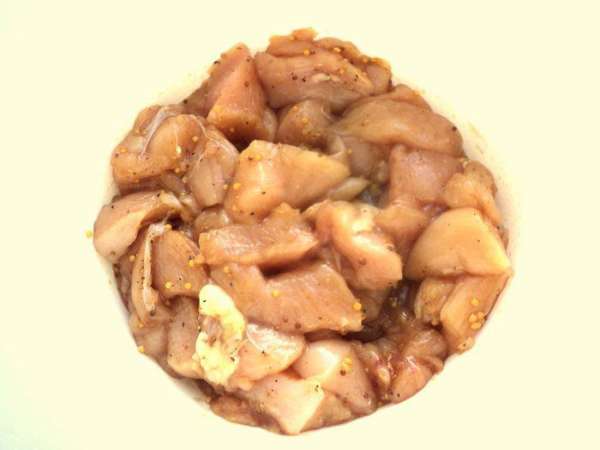 Куриное филе порезать кусочками, соевый соус, горчицу, кориандр, соль и перец по вкусу, перемешать. Накрыть миску пищевой пленкой и поставить мясо в холодильник мариноваться на 3 часа. 