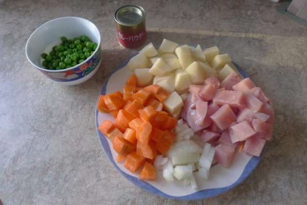 Нарезаем картошку, морковку, лук и куриную грудку кубиками примерно по 1,5см. Не 'мельчите')), чем крупнее, тем лучше. 