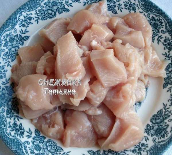 Куриную грудку нарезаем крупными кубиками, солим.