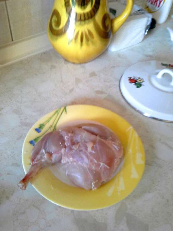 Мясо кролика помыть, снять пленки, порезать, замочить на 0.5 часа в воде с соком половинки лимона. Затем просушить бумажным полотенцем.