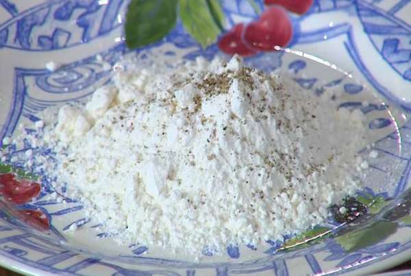 Муку перемешать со щепоткой соли и черного перца.