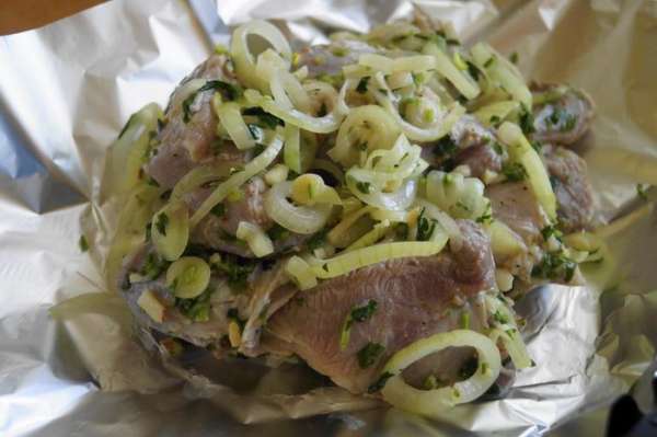 Противень смазать маслом. В фольгу выложить мясо. Противень смазать маслом. В фольгу выложить мясо.