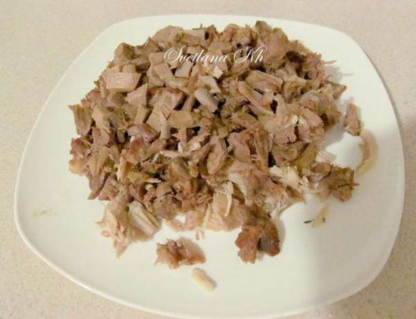 Мясо, язык, курицу нарезать мелким кубиком. Мясо, язык, курицу нарезать мелким кубиком.