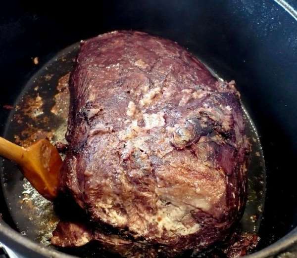 Растапливаем в разогретой на огне жаровне шмальц и обжариваем мясо со всех сторон.