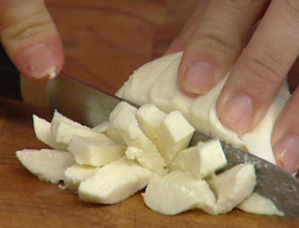 Моцареллу нарезать кубиками.