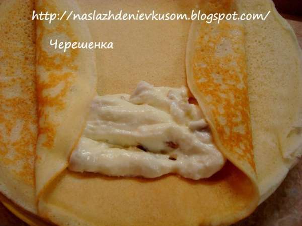 Начинаем начинять блинчики, сворачивая их по бокам, чтобы начинка не вытекла… Начинаем начинять блинчики, сворачивая их по бокам, чтобы начинка не вытекла…