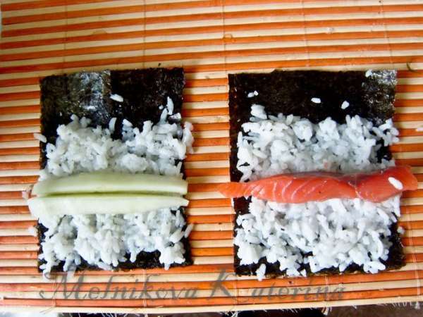 Взять одну из частей и при помощи коврика для суши сперва свернуть ее в рулет, а затем придерживая пальцами сформировать нечто похожее на запятую. Аналогичные действия проделать и со второй частью. 