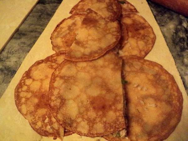 Накрыть мясную начинку блинчиками.