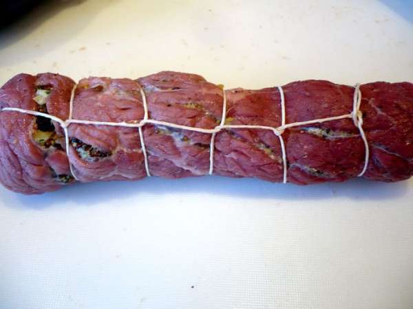 Связываем его кулинарной нитью. 