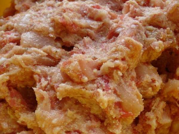 Смешать фарши и куриную грудку, добавить манную крупу, яйца, соль и специи, перемешать. Соль положите по вкусу. Учтите, что морская соль более соленая, чем обычная поваренная.